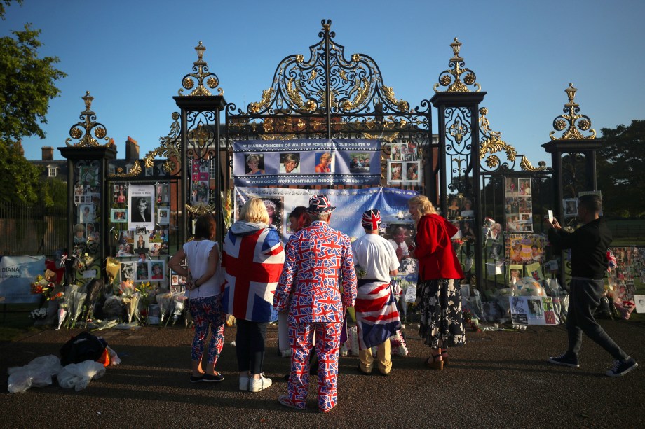 No vigésimo aniversário da morte da Princesa Diana, ingleses se reúnem em frente a sua antiga residência no Palácio de Kensington, em Londres, para prestar homenagens - 31/08/2017