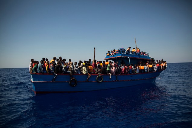 Refugiados aguardam resgate pela ONG SOS Mediterrâneo e pelos Médicos Sem Fronteiras na costa da Líbia - 02/08/2017