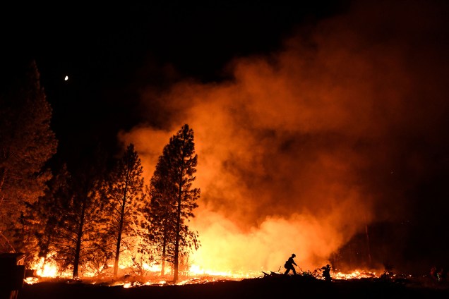 Bombeiros lutam contra um incêndio florestal em Ponderosa a leste de Oroville, na Califórnia (EUA) - 29/08/2017
