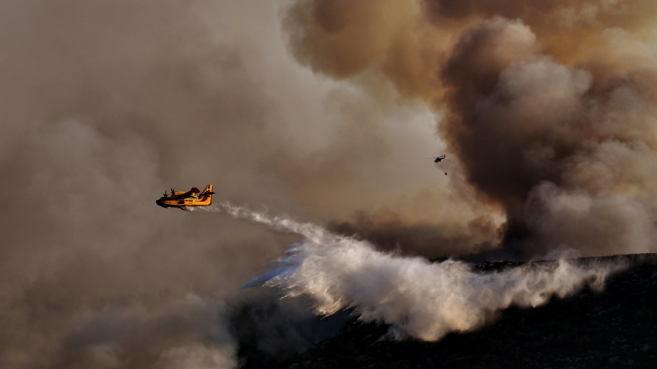 Imagens do dia - Incêndio florestal na Grécia