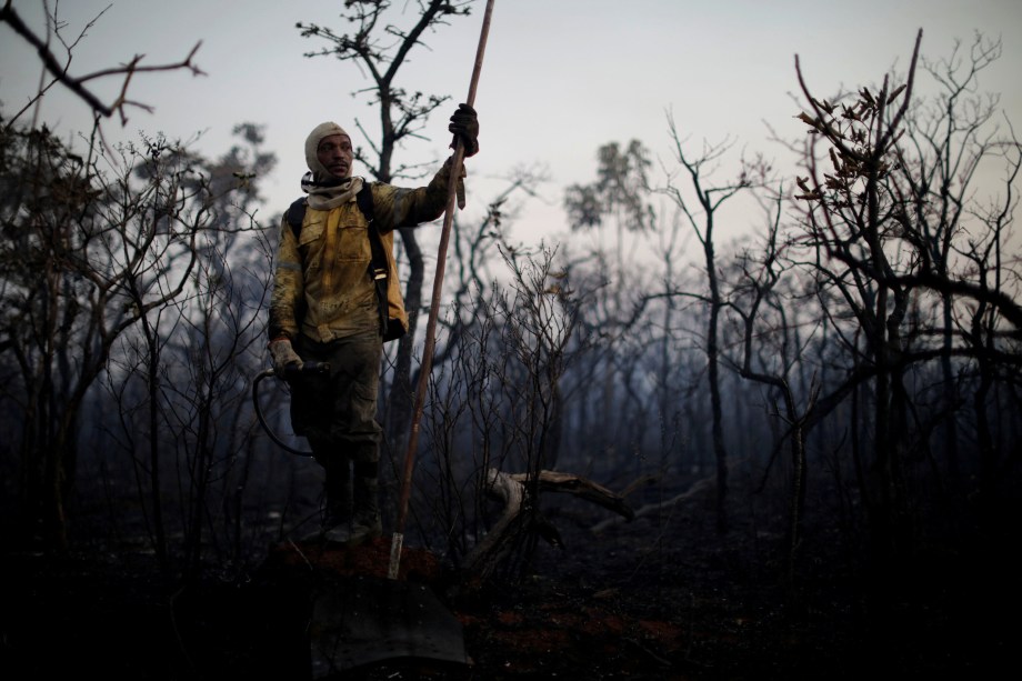 Um voluntário é fotografado após ajudar a controlar o fogo de um incêndio florestal de grandes proporções que atingiu o Parque Nacional de Brasília na última quarta-feira- 31/08/2017