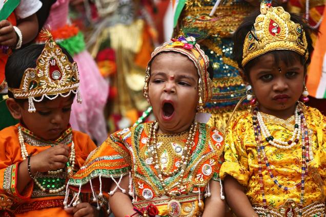 Crianças vestidas com roupas do Deus Hindu Krishna esperam para realizar as comemorações antes do festival Janmashtami, que marca o aniversário do nascimento de Lord Krishna, em Ajmer, na Índia - 14/08/2017