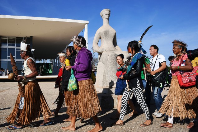 Índios chegam ao Supremo Tribunal Federal, em Brasília, para comemorar decisão favorável à demarcação de terras em Mato Grosso - 16/08/2017