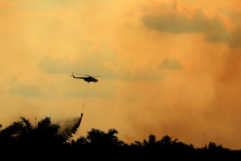 Um helicóptero operado pela Agência Indonésia de Mitigação de Desastres (BNPB) realiza operações para apagar o incêndio florestal em Ogan Ilir, Sumatra do Sul - 07/08/2017