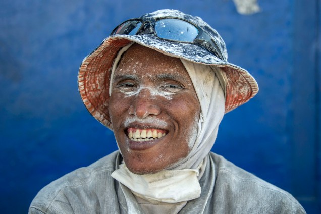 Trabalhador do porto na cidade de Surabaya, ilha oriental de Java, na Indonésia, posa para foto em seu horário de almoço - 03/08/2017