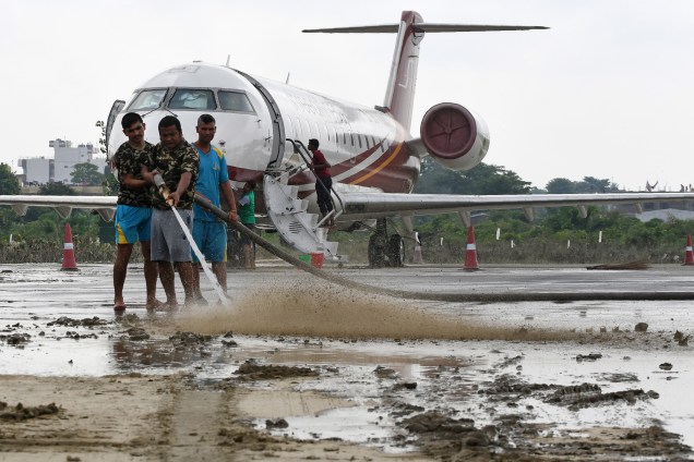 Membros do exército nepalês ajudam a limpar a lama de inundações que atingiram partes do aeroporto doméstico de Biratnagar, a cerca de 240 kms da capital Katmandu. Ao menos 221 pessoas morreram e mais de 1,5 milhão foram deslocados por inundações causadas pelas chuvas de monção em toda a Índia, Nepal e Bangladesh - 16/08/2017
