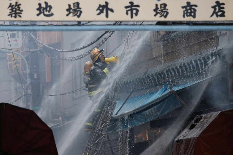 Bombeiros trabalham no local do incêndio no mercado de peixe Tsukiji, em Tóquio, Japão - 03/08/2017