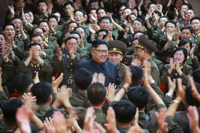 Em imagem divulgada nesta terça-feira (15), o líder da Coréia do Norte Kim Jong Un é visto com oficiais militares no Comando da Força Estratégica do Exército Popular Coreano (KPA) em um local desconhecido na Coréia do Norte.