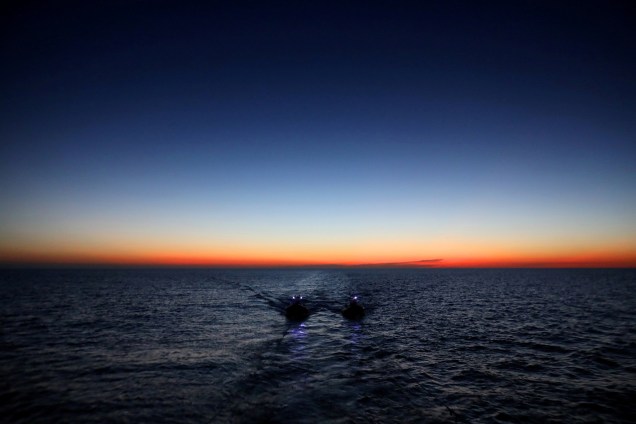 Dois barco infláveis de casco rígido são rebocados na costa da Líbia pelo pescador experiente Golf Azzurro, comandante da Proactive Open Arms, durante uma operação de resgate de imigrantes que tentavam aportar no continente europeu - 16/08/2017