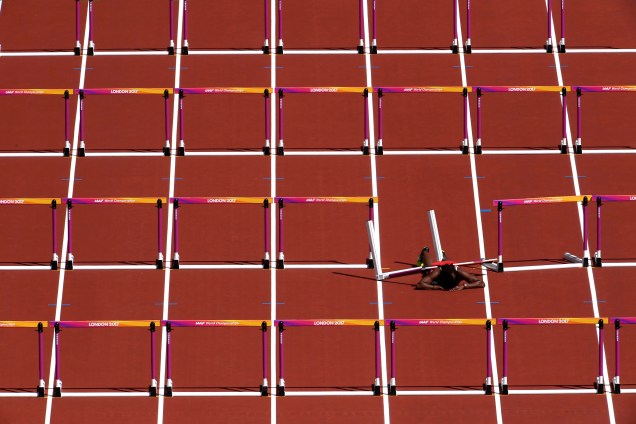 A corredora Deborah John, de Trindade e Tobago, é fotografada ao cair durante o aquecimento dos 100 metros com barreiras, no Mundial de Atletismo em Londres, na Inglaterra - 11/08/2017
