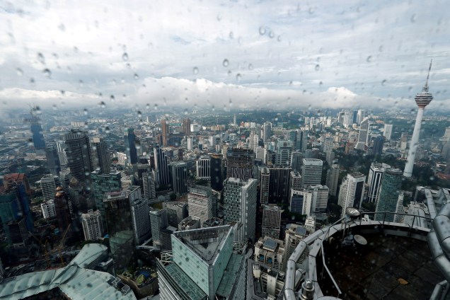 Vista aérea da capital da Malásia, Kuala Lumpur, fotografada após a chuva - 15/08/2017