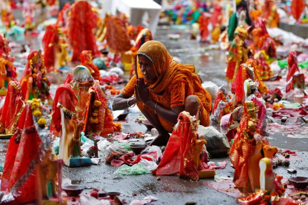 Devotos oram e fazem oferendas a deuses hindus durante o festival Dashama em Ahmedabad, na Índia - 02/08/2017