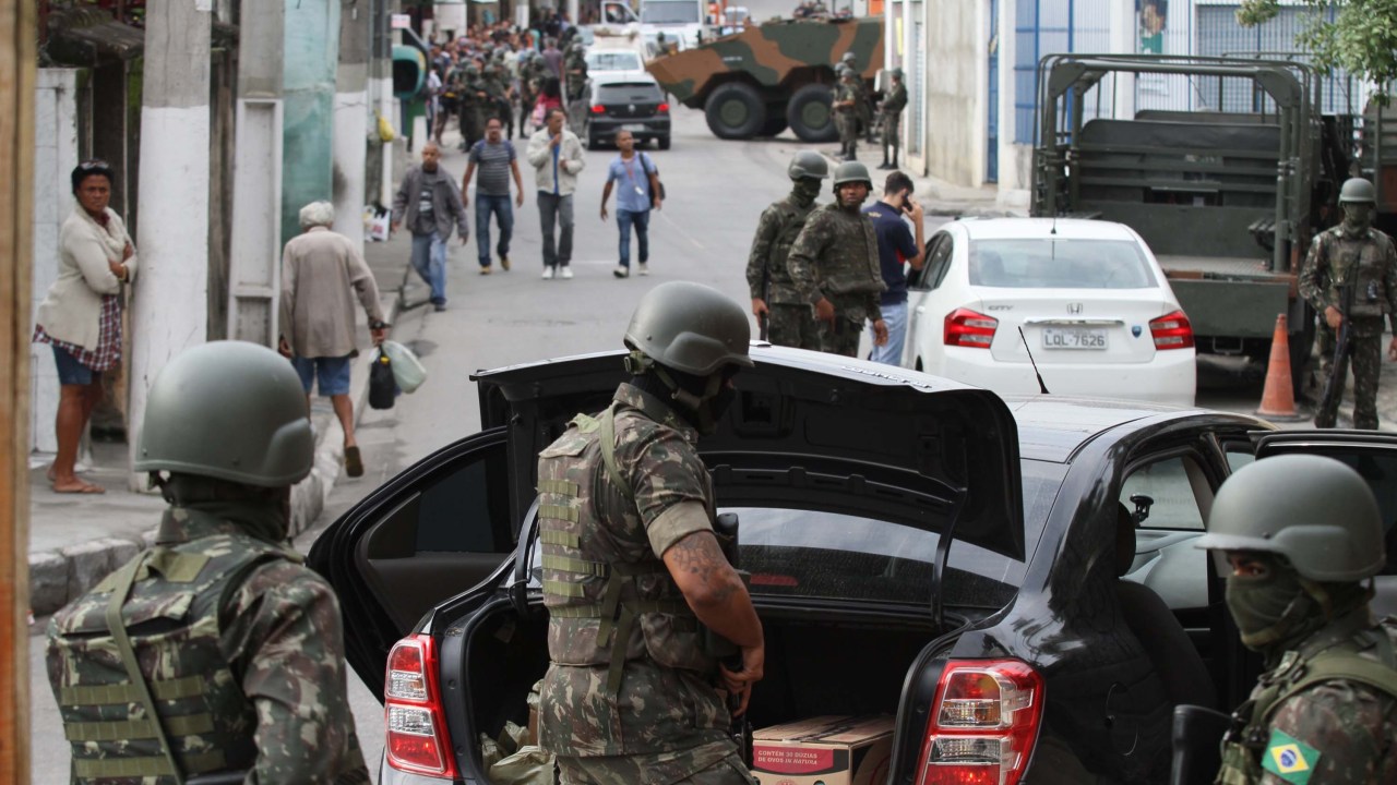 Forças Armadas e polícia durante operação integrada em Niterói