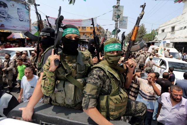 Militantes palestinos do Hamas participam do funeral de seu camarada, em Rafah, no sul da Faixa de Gaza - 17/08/2017