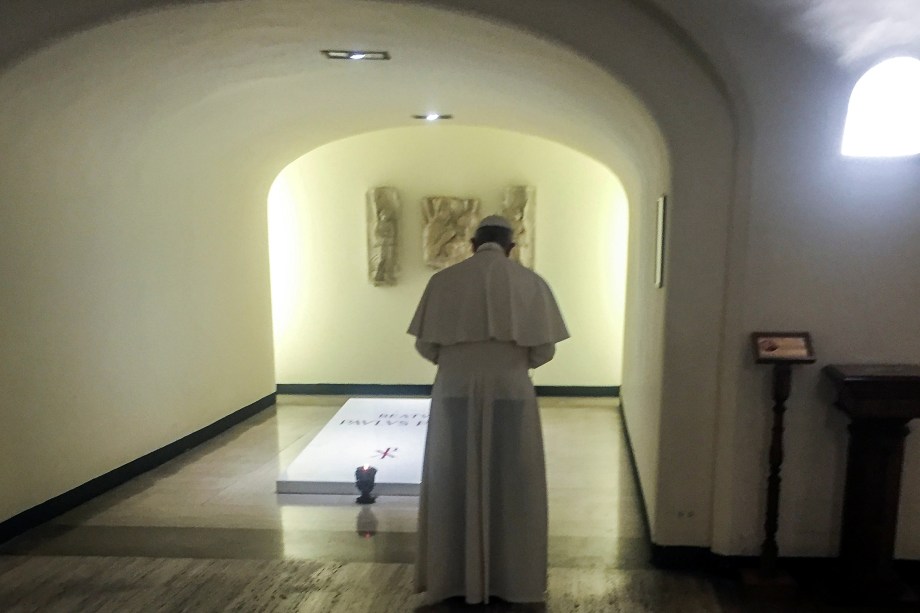 Papa Francisco reza diante túmulo do Papa Paulo VI, morto em 1978, após missa em memória do aniversário de sua morte no Vaticano - 07/08/2017