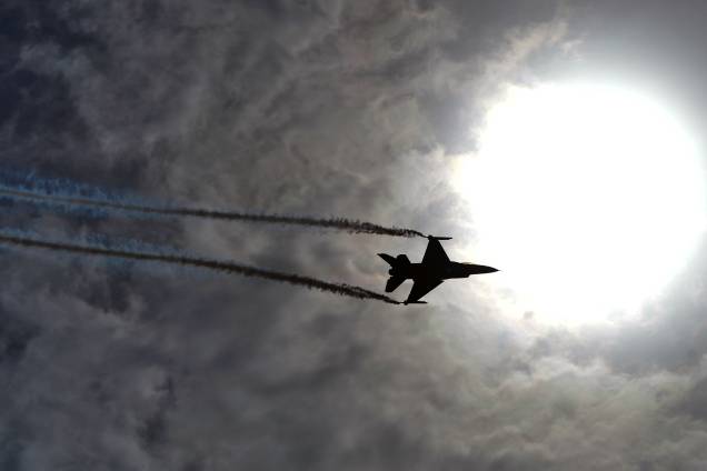Uma equipe de acrobacias aéreas executa manobras com aviões de caça no céu da cidade de Carachi, comemorando o dia da independência do Paquistão - 14/08/2017
