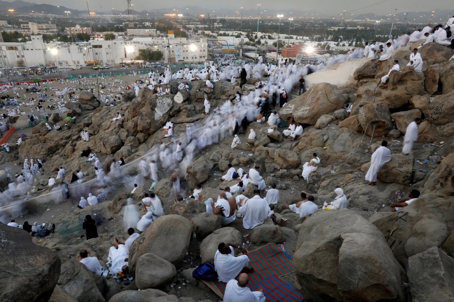 Muçulmanos peregrinos se reúnem no Monte Mercê, nas planícies de Arafat, durante a peregrinação anual de Hajj, fora da cidade sagrada de Meca, Arábia Saudita - 31/08/2017