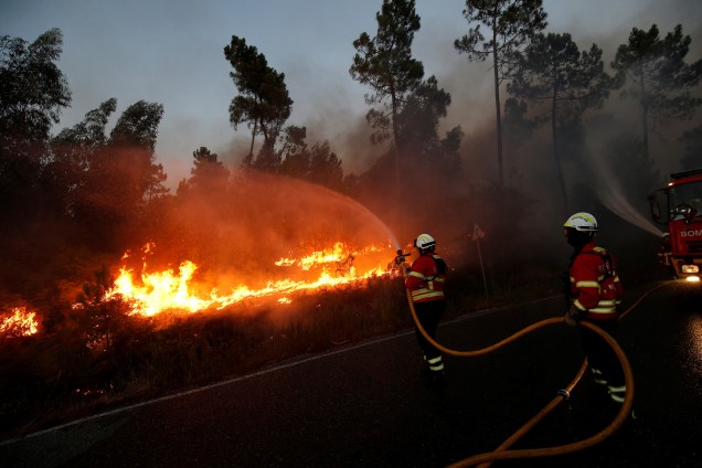 Bombeiros trabalham para conter as chamas de um incêndio florestal que atingiu a vila de Mação, próximo a Castelo Branco, em Portugal - 17/08/2017