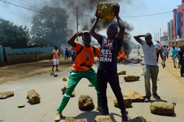 Os apoiantes da Super-Aliança Nacional do Quênia (NASA) usam pedras para montar uma barricada em uma estrada em Kisumu, durante confronto com as forças de segurança após o anúncio dos resultados das eleições nacionais - 09/08/2017