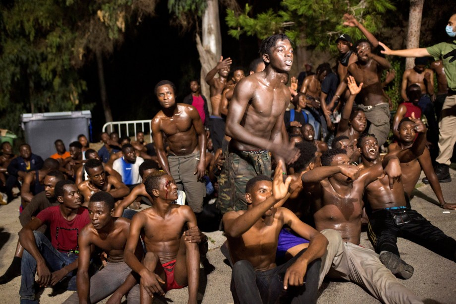 Migrantes africanos são fotografados depois de atravessar a fronteira de Marrocos para cidade de Ceuta, na Espanha - 07/08/2017