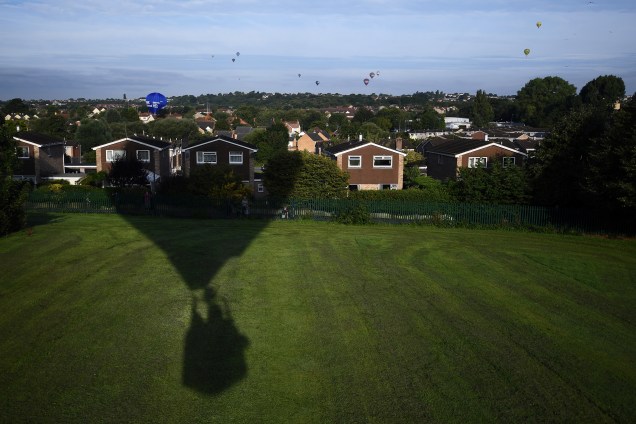 A sombra de um balão de ar quente é fotografada durante seu pouso após uma viagem em grupo no Festival Internacional de Balões em Bristol, na Inglaterra - 11/08/2017