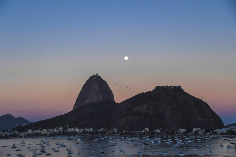 Vista do anoitecer com a lua sobre o Pão de Açúcar, no Rio de Janeiro - 07/08/2017