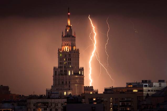 Relâmpagos iluminam o céu durante a noite, na cidade de Moscou, Rússia - 14/08/2017