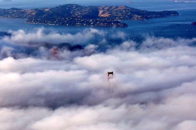 Vista aérea da ponte Golden Gate em meio a uma densa camada de neblina durante o amanhecer em São Francisco, no estado da Califórnia, nos Estados Unidos - 03/08/2017