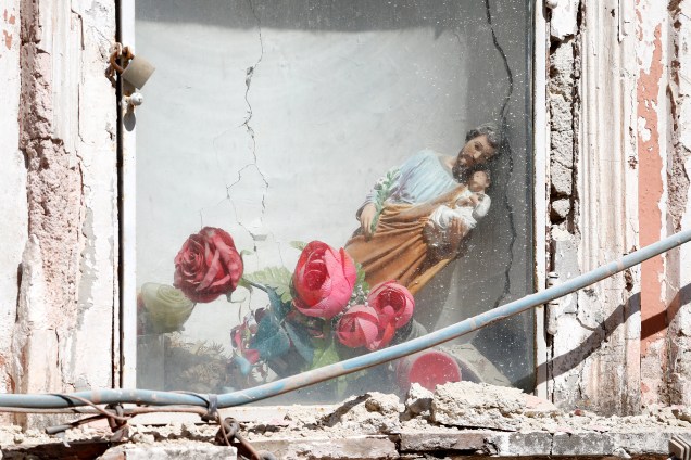 Oratório com imagem de São José fica danificado após um terremoto que atingiu a ilha de Ischia, perto de Nápoles, na Itália - 22/08/2017