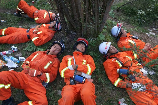 Policiais paramilitares descansam após uma operação de resgate de 18 horas em Jiuzhaigou, na província de Sichuan, no sudoeste da China. Dezenas de milhares de pessoas precisaram ser evacuados após um forte terremoto ter matado pelo menos 19 pessoas - 09/08/2017