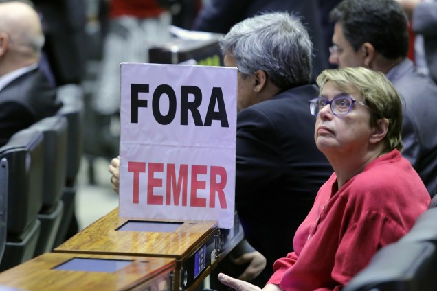 Oposição pede a saída de Temer, durante a discussão dos deputados sobre a denúncia de corrupção contra o presidente - 02/08/2017