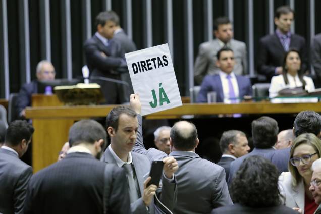 Na Câmara dos Deputados, em Brasília, membros da oposição pedem eleições diretas, durante a discussão sobre a denúncia contra o presidente Michel Temer - 02/08/2017 Na Câmara dos Deputados, em Brasília, membros da oposição pedem eleições diretas, durante a discussão sobre a denúncia contra o presidente Michel Temer - 02/08/2017