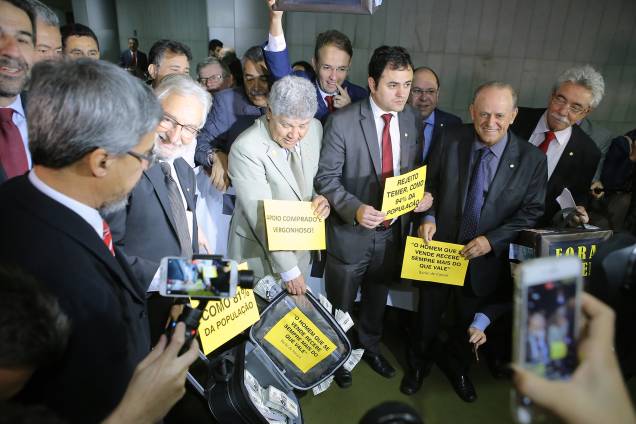 Deputados da oposição organizam manifestação contra Michel Temer durante a discussão sobre a denúncia do Presidente da República na Câmara dos Deputados, em Brasília - 02/08/2017