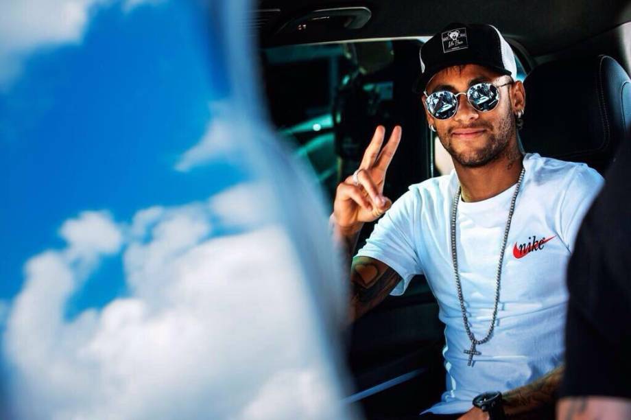 Neymar chega em Paris para assinar com o PSG