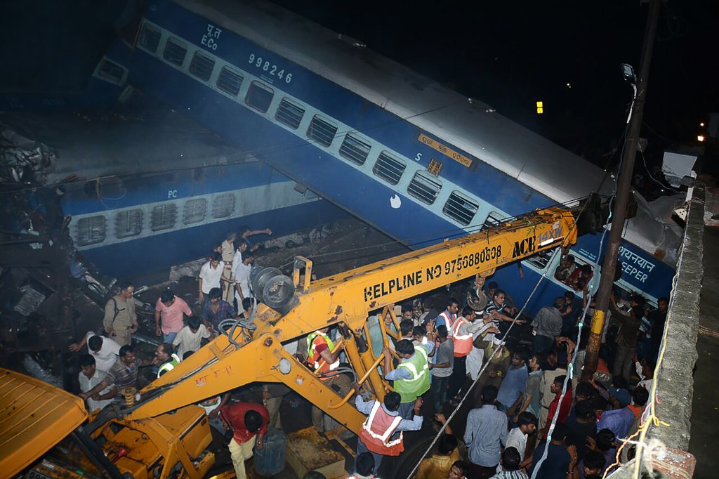 Trem descarrilha na Índia