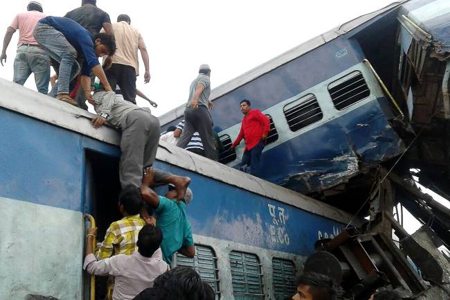 Trem descarrilha na Índia