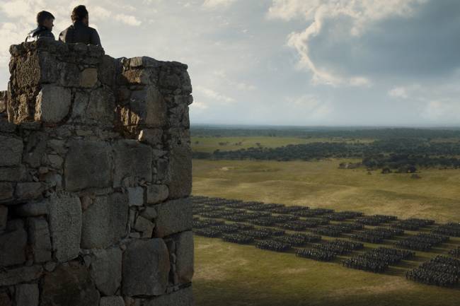Jaime Lannister (Nikolaj Coster-Waldau) no castelo e o exército de Daenerys (Emilia Clarke) ao longe