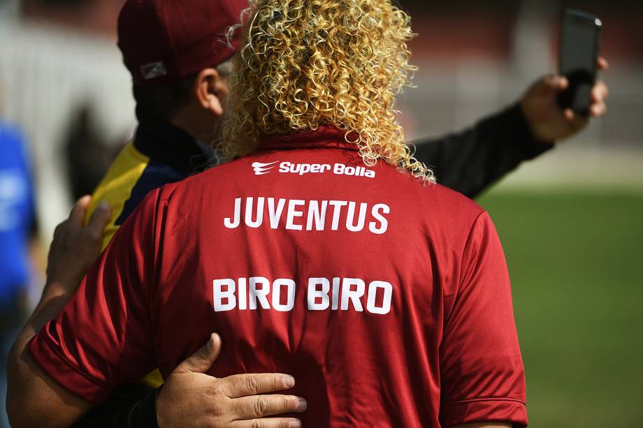 O ex-jogador e treinador do evento Biro-Biro orienta seus jogadores durante partida