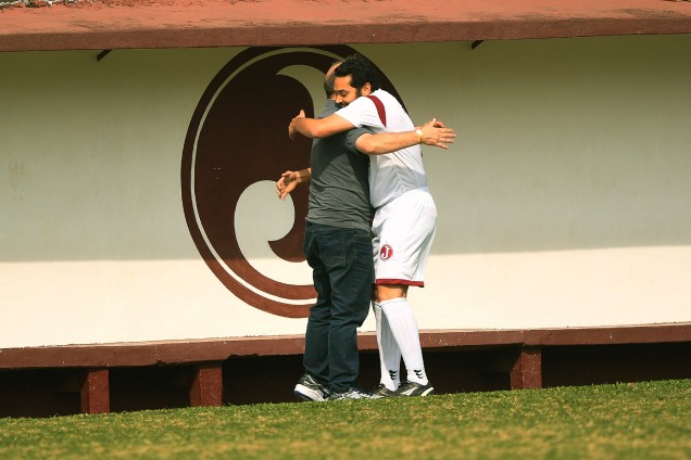 <span>Ricardo Senese, autor de três gols, abraça o pai Eugênio na comemoração</span>