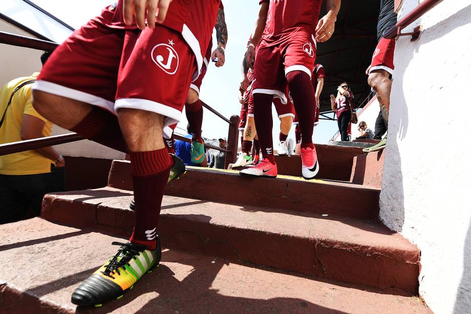 Jogadores deixam o gramado rumo aos vestiários da Rua Javari, na Mooca