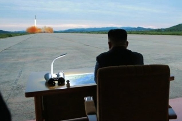 O ditador da Coreia do Norte, Kim Jong Un, acompanha lançamento de míssil que sobrevoou o Japão. Após o ocorrido, a ONU impôs rígidas sanções ao país norte-coreano - 29/08/2017