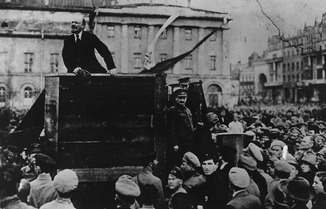Lênin discursa na Praça do Teatro, em Moscou