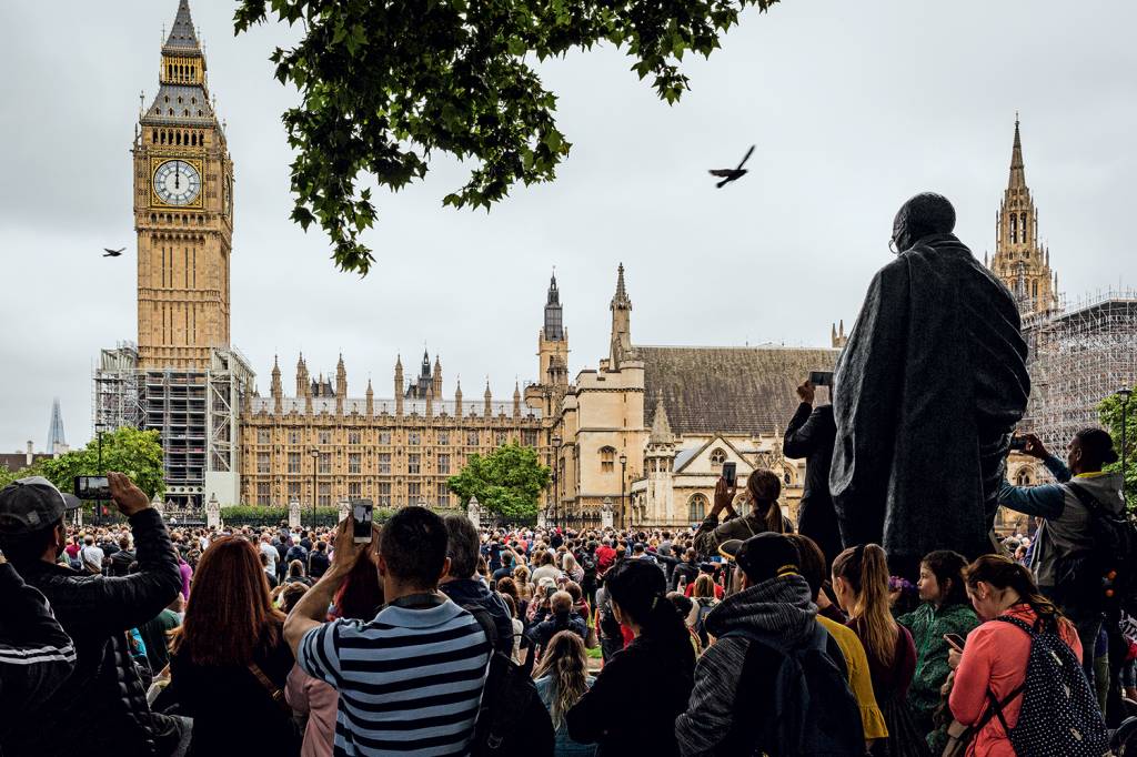FIM DE UMA ERA  - Britânicos e turistas registram os últimos momentos do Big Ben antes do começo da reforma
