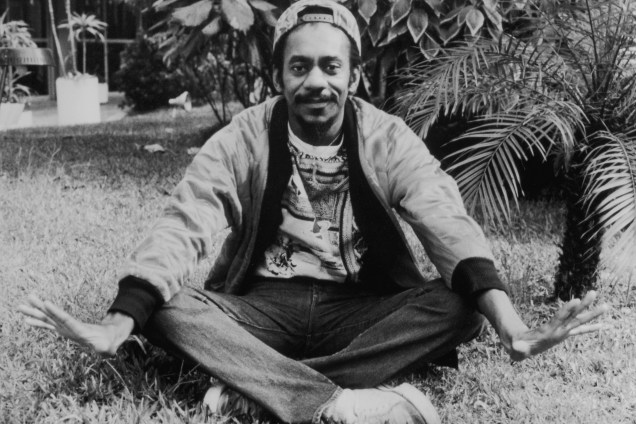 Cantor Luiz Melodia posa para foto no jardim em janeiro de 1987