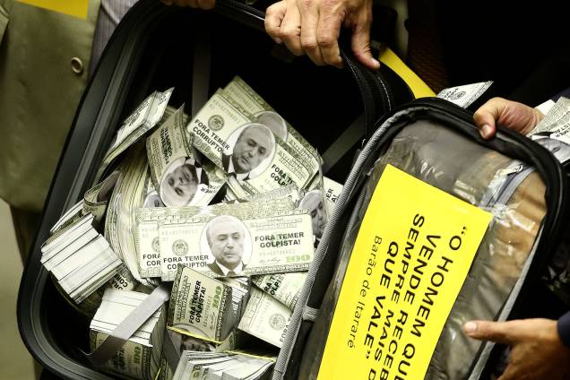 Deputados da oposição fazem uma entrada simbólica no plenário da Câmara com uma faixa e cartazes escritos 'fora, Temer' - 02/08/2017 Deputados da oposição fazem uma entrada simbólica no plenário da Câmara com uma faixa e cartazes escritos 'fora, Temer' - 02/08/2017