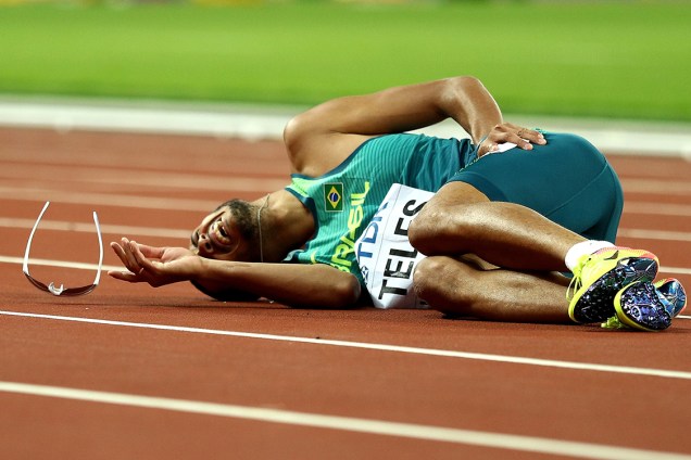 Brasileiro Márcio Teles cai durante semi finais da categoria de 400 metros com obstáculos do mundial de atletismo, em Londres