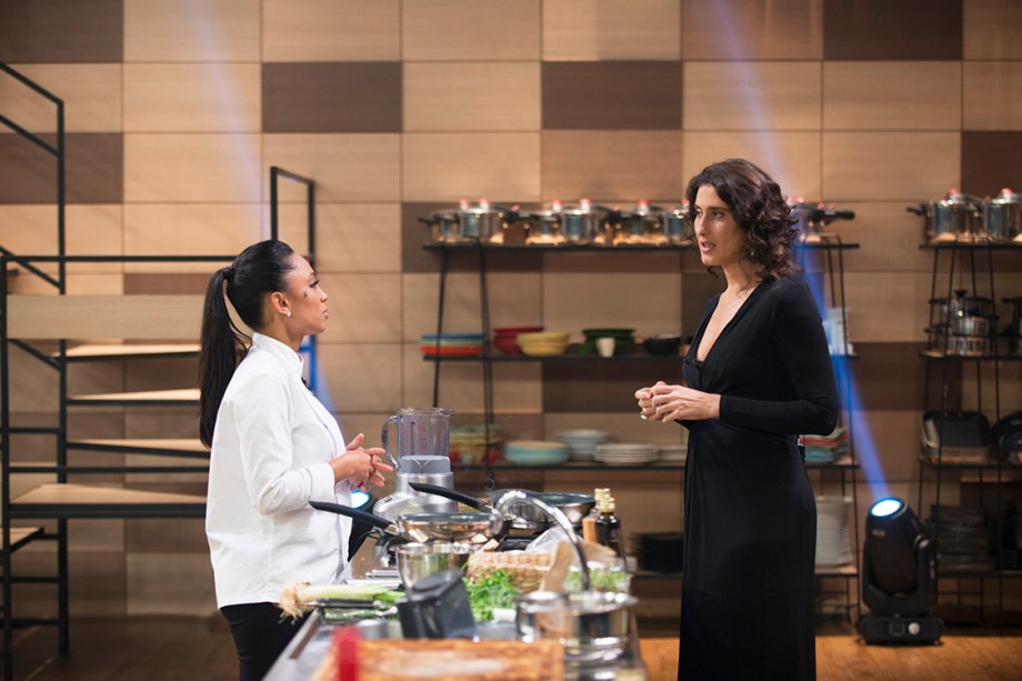 Paola conversa com Michele durante a final do MasterChef