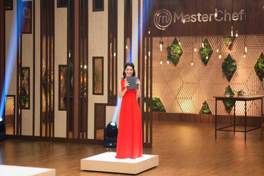 Ana Paula Padrão segura envelope com o nome da campeã do MasterChef Ana Paula Padrão segura envelope com o nome da campeã do MasterChef