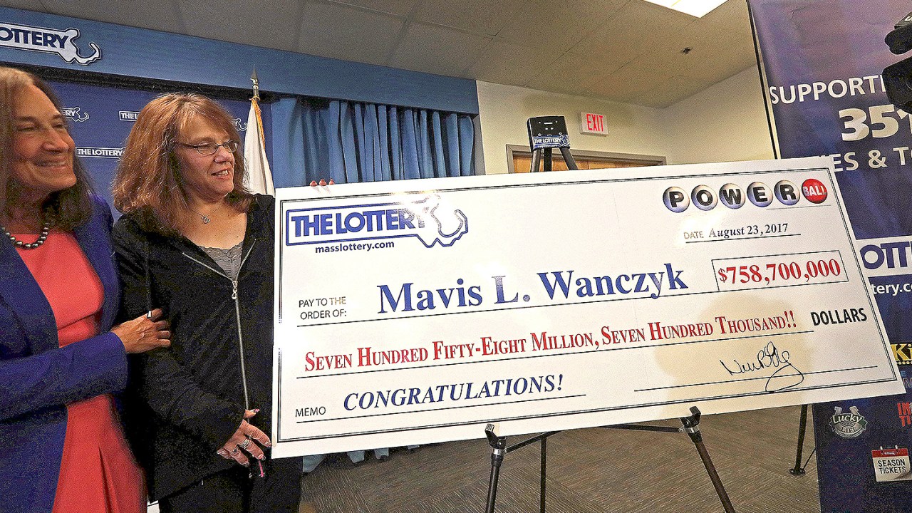 Mavis L. Wanczyk ganha 2º maior prêmio da história da loteria dos EUA - 24/08/2017