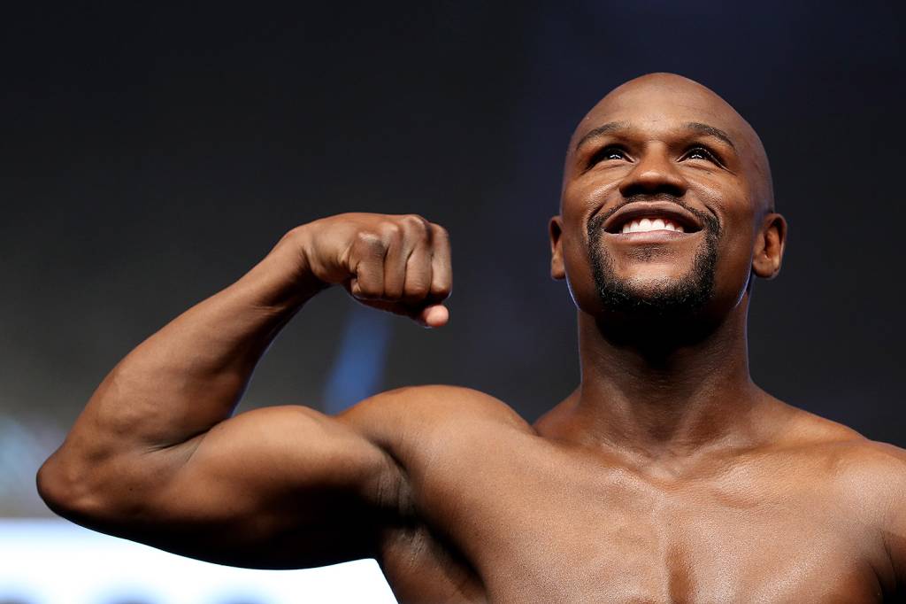 Mayweather dá show e derruba McGregor no décimo assalto